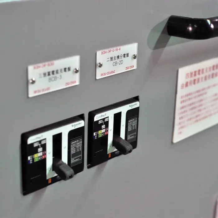 蓄電池充放電盤上的兩個主要斷路器開關