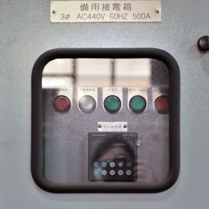 岸電開關箱第一視窗內的按鈕、指示燈、電表