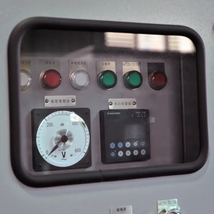 岸電開關箱第二視窗內的按鈕、指示燈、電表